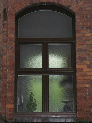 Großes Fenster In eine Wand eingelassenes Fenster mit dunklen Fenstersprossen