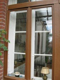 Doppelfenster Blick auf ein Doppelfenster mit einem braunen Rahmen aus Holz