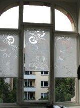 Blick auf eine Fensterfront mit 3 Fenstern und jeweils einem Plissee