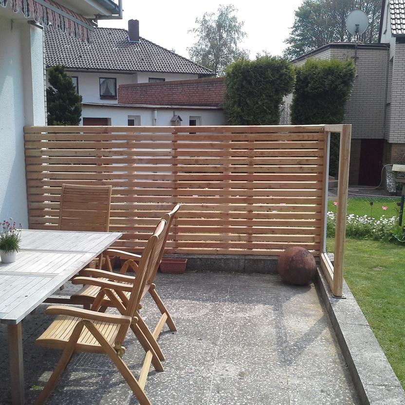 Großer Sichtschutzzaun aus Holz an einer Terasse