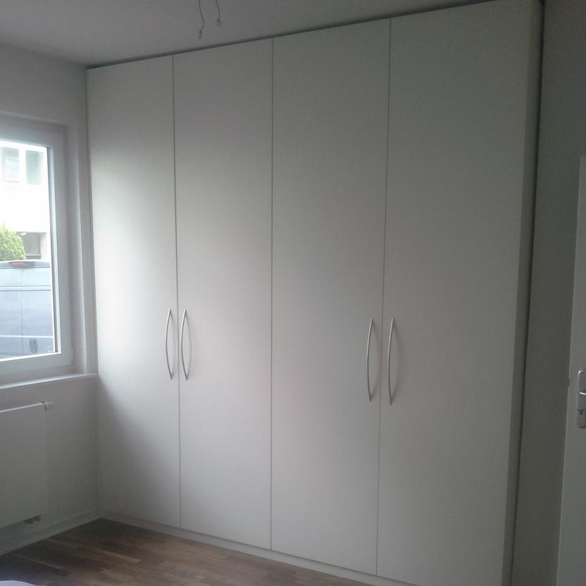 Weißter Einbauschrank Großer weißer Einbauschrank aus Holz mit 4 Türen