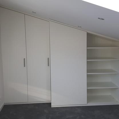 Dachschrägenschrank Weißer Dachschrägenschrank aus Holz mit 2 Türen und Schubladen