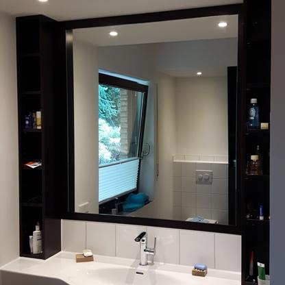 Badezimmer Wandschrank Zwei Wandschränke am Waschbäcken eines Badezimmers