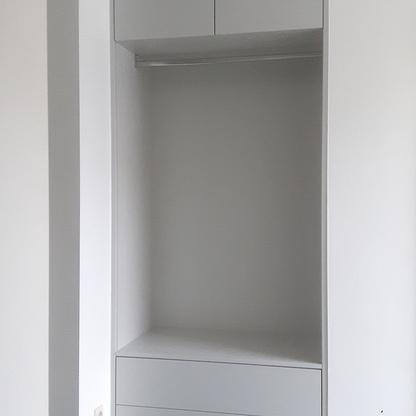 Weißer Einbauschrank Großer offener weißer Einbauschrank aus Holz mit 4 Schubladen