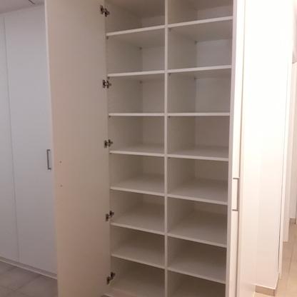 Wandschrank mit Regaleinsätzen Großer Wandschrank aus Holz mit vielen Regaleinsätzen