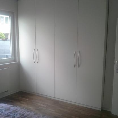 Weißter Einbauschrank Großer weißer Einbauschrank aus Holz mit 4 Türen