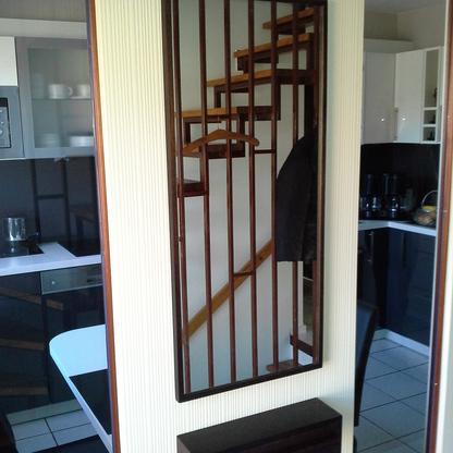 Wandspiegel Wandspiegel mit braunem Holzrahmen und einem Sideboard unter dem Spiegel