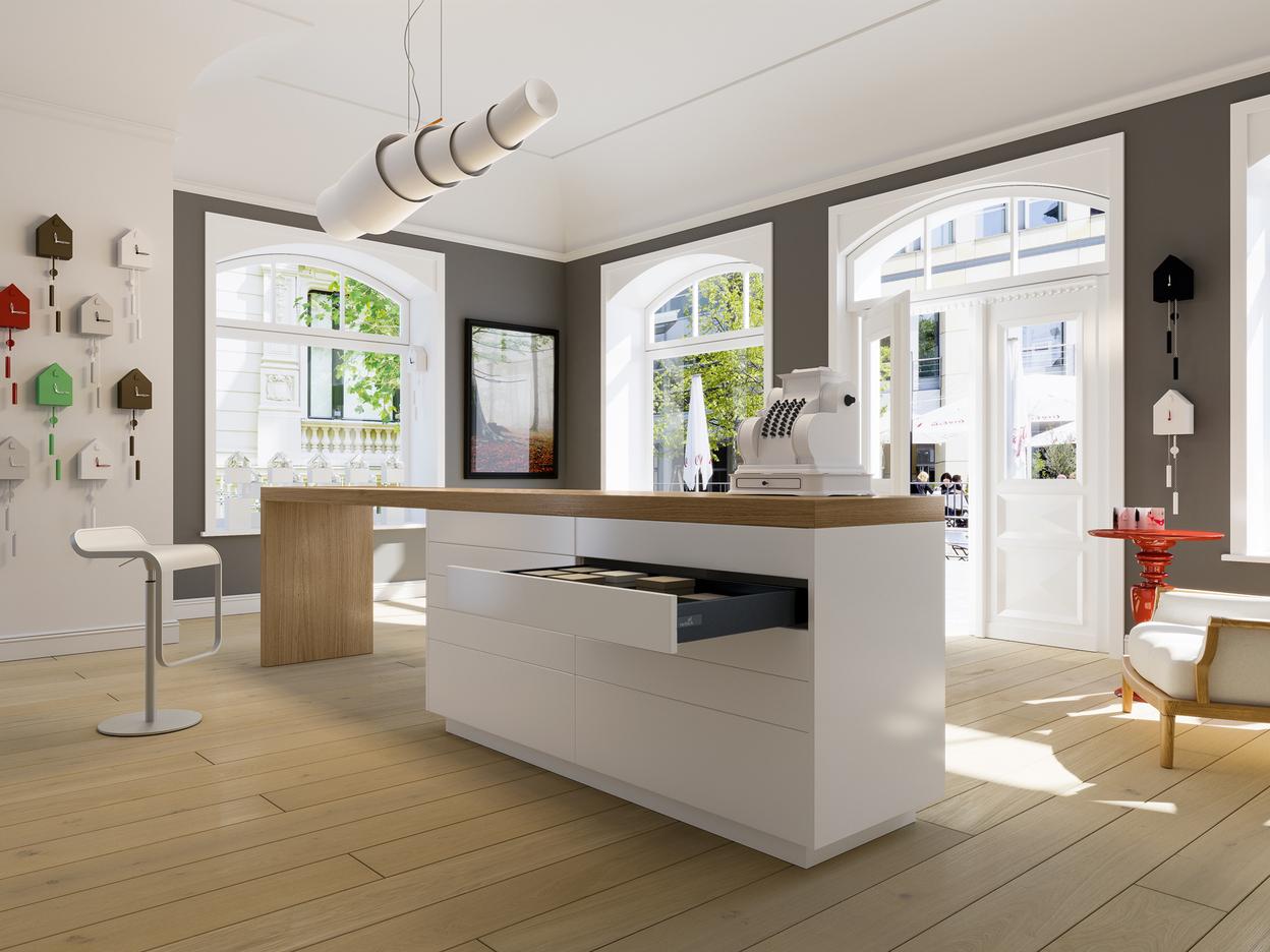 Offene Esszimmergestaltung mit Küchentresen, weiß lackiert und naturbelassenes Holz in Kombination mit Schubladen.