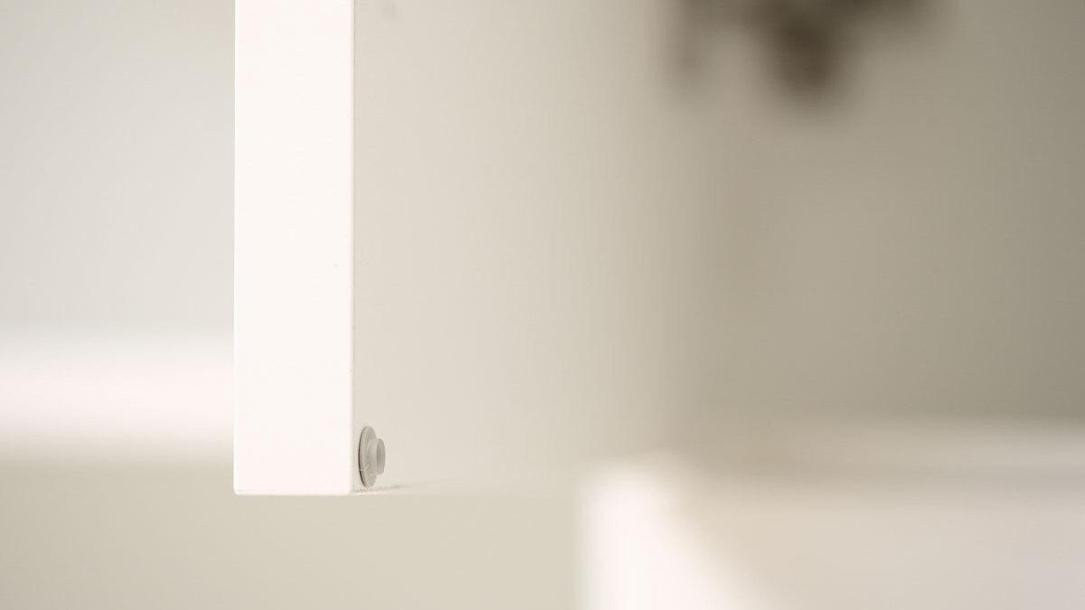 Detailaufnahme Fischauge an weißer Schranktür zur Materialerhaltung