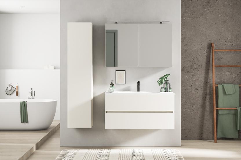 Maßgefertigtes Bad mit schlichtem weißen Waschtisch, Spiegelschrank und betonfarbenen Wänden für einen modernen, puristischen Look.