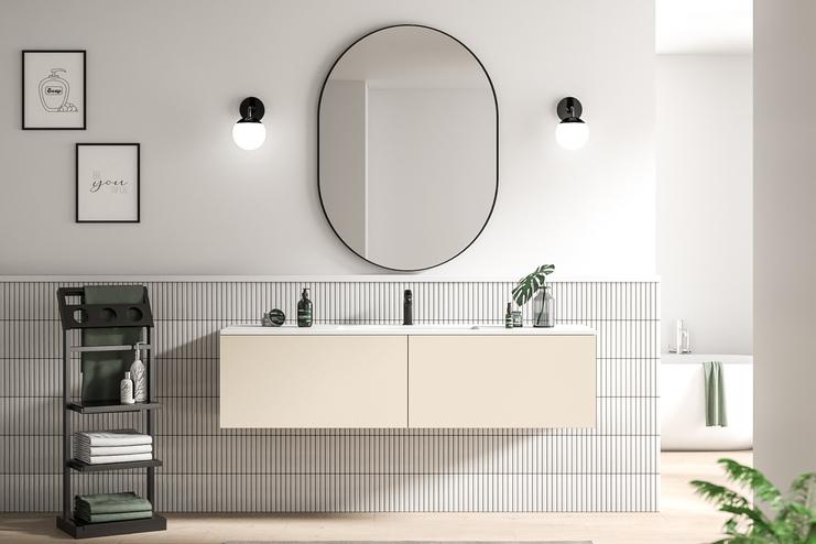 Maßgefertigtes Bad mit minimalistischem Waschtisch, ovaler Spiegelfront und dekorativen Wandlampen, ergänzt durch dezente Wandkunst.