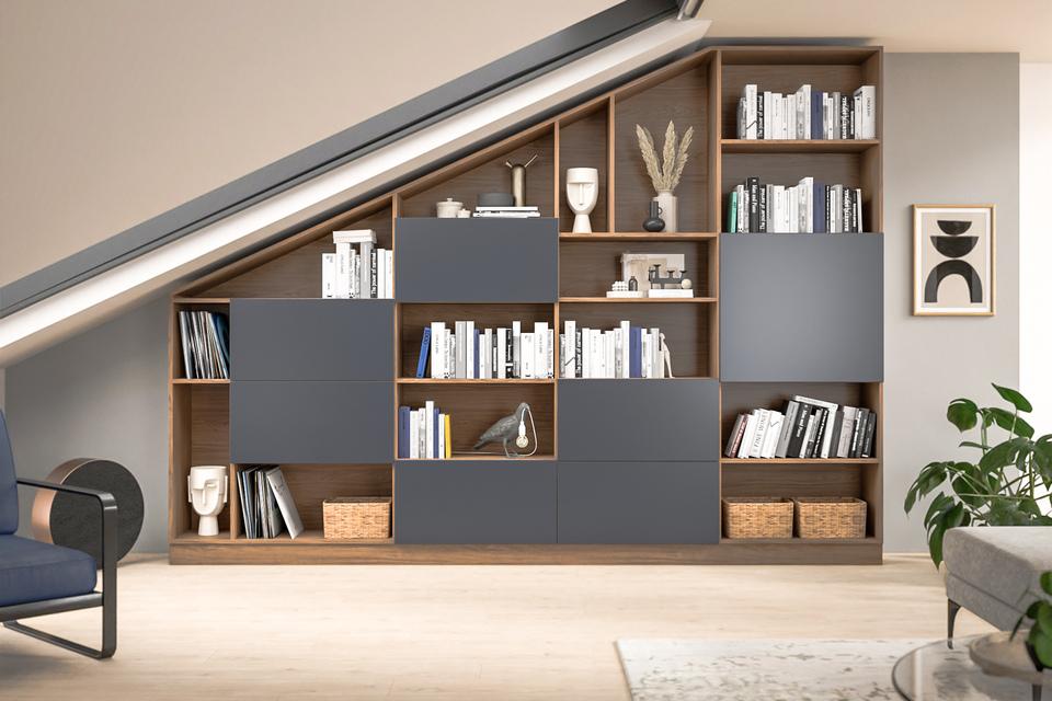 Eckiger Schrank nach Maß, integriert unter einer Dachschräge mit offenen Regalen und geschlossenen Fächern, perfekt für Bücher und Deko.
